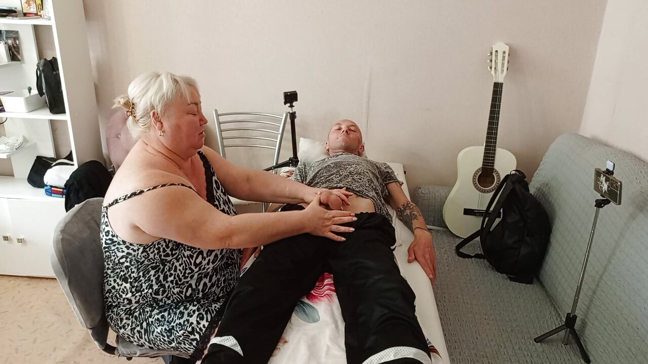 Susjeda je došla popušiti kurac da proguta dio sperme