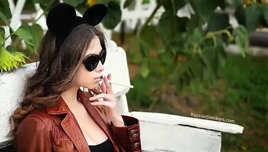Angel si cewek rusia yang sensual lagi asik merokok di siang bolong