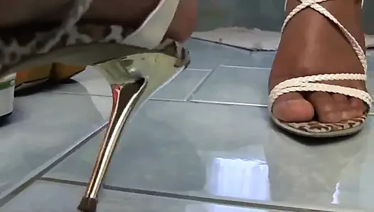 Solo shoes play with ebony slut in bathroom