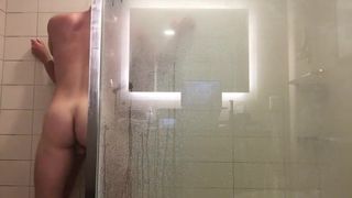 Pod sprchou šukací stroj