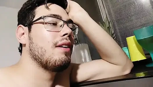 18-летняя брюнетка с большими отвисшими сиськами из Нью-Йорка, Соединенные Штаты, трахает большой хуй ее сводного брата Miralo