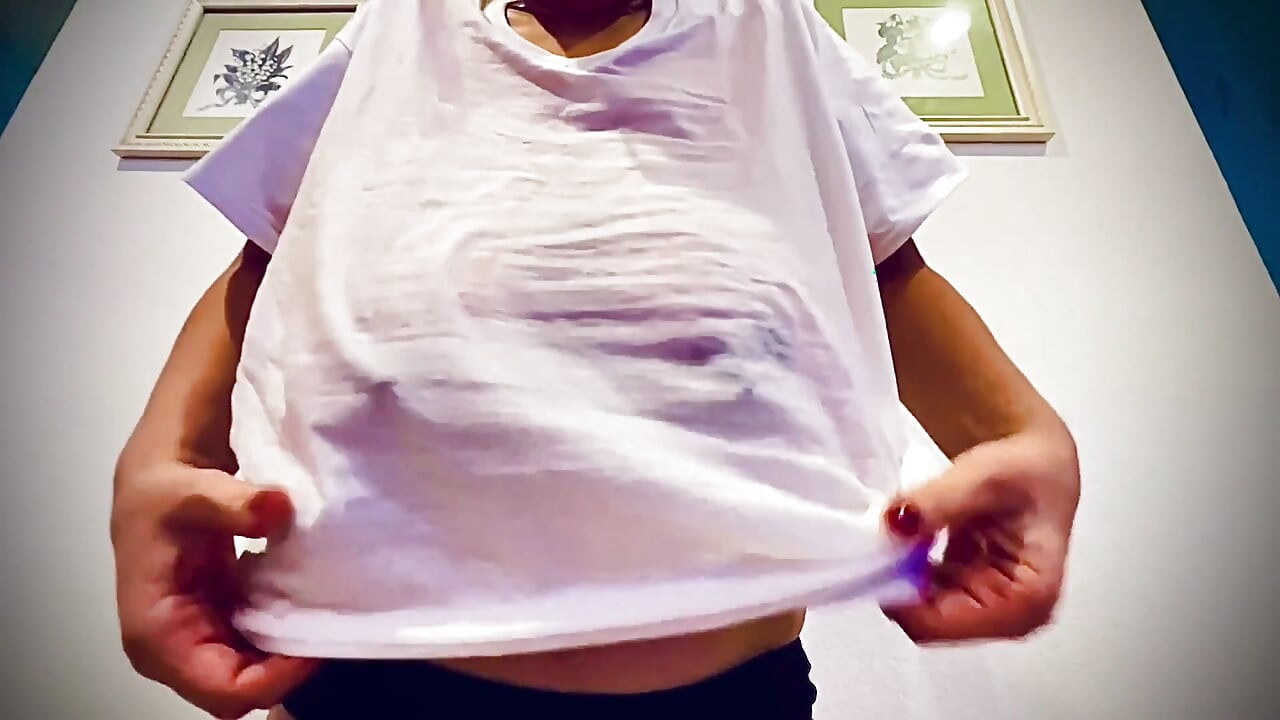 Seins énormes, t-shirt mouillé