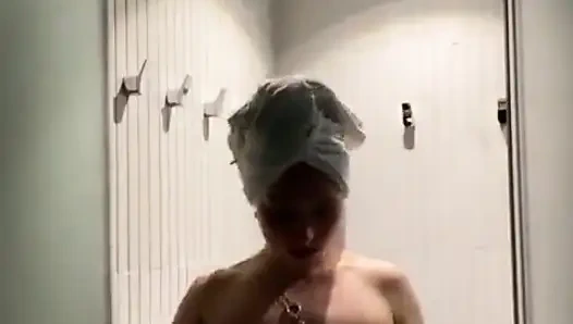 Soyunma odasından ve duşdan sonra seni benimle saunaya götüreceğim