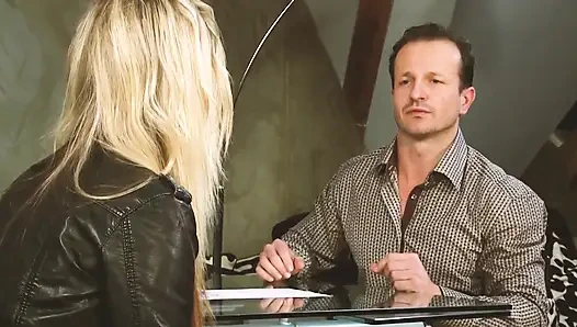 Adegan 2_sexy tante seksi rambut pirang dengan toket kecil yang aduhai lagi asik dicrot di muka