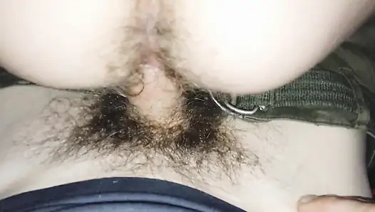 Sopir bus menyetubuhi gadis memek berbulu sementara tidak ada orang di bus dan memberinya kontol untuk mengisap