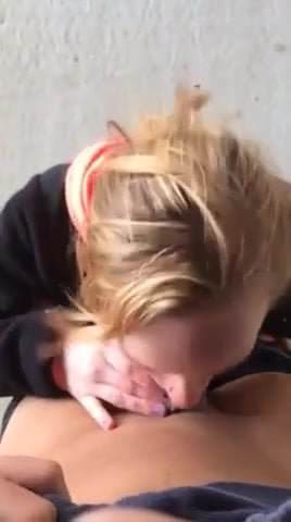Blonde berkongkek di luar rumah