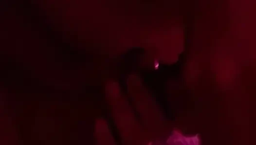 O seksi ayak parmaklarımı yalarken sikini emiyor