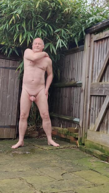 Maidstonenakedman pissing naked