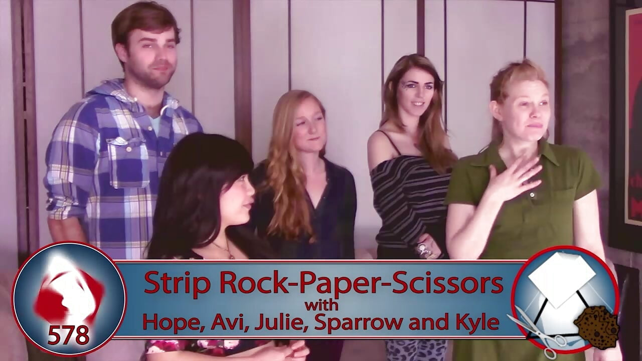 Skupina pěti přátel se sešla pro strip rock papírové nůžky