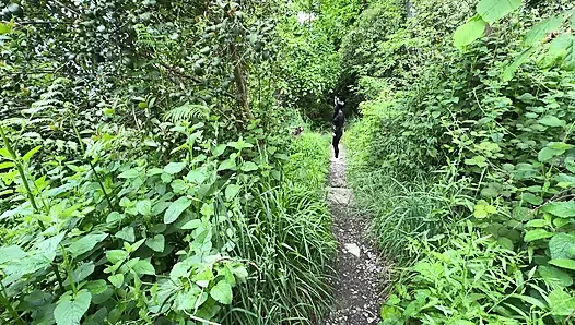 Aku memergoki orang asing masturbasi dan memberinya blowjob yang lezat di taman.