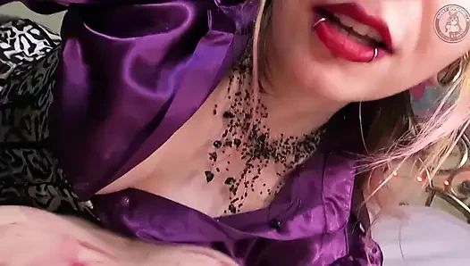 Lekat mencium lipstik merah di seluruh dadanya