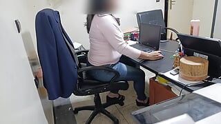 Minha chefe no trabalho queria ser minha mãe açucarada e me dar muito para que eu possa fazê-la sentir orgasmo 3 vezes por dia