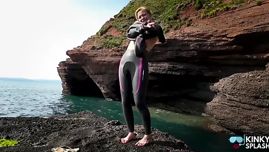 Aku lagi asik muasin becekku pakai wetsuit ukuran dua!