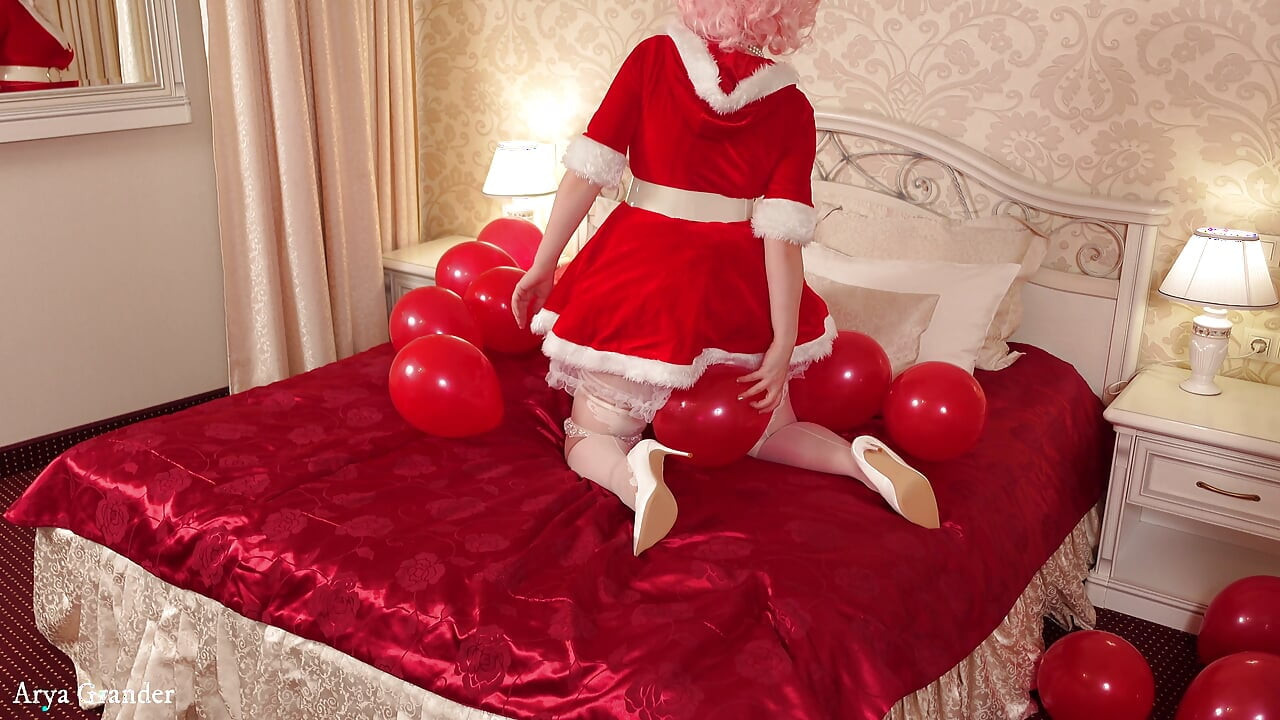 Pillow masturbation and air balloons fetish santa MILF