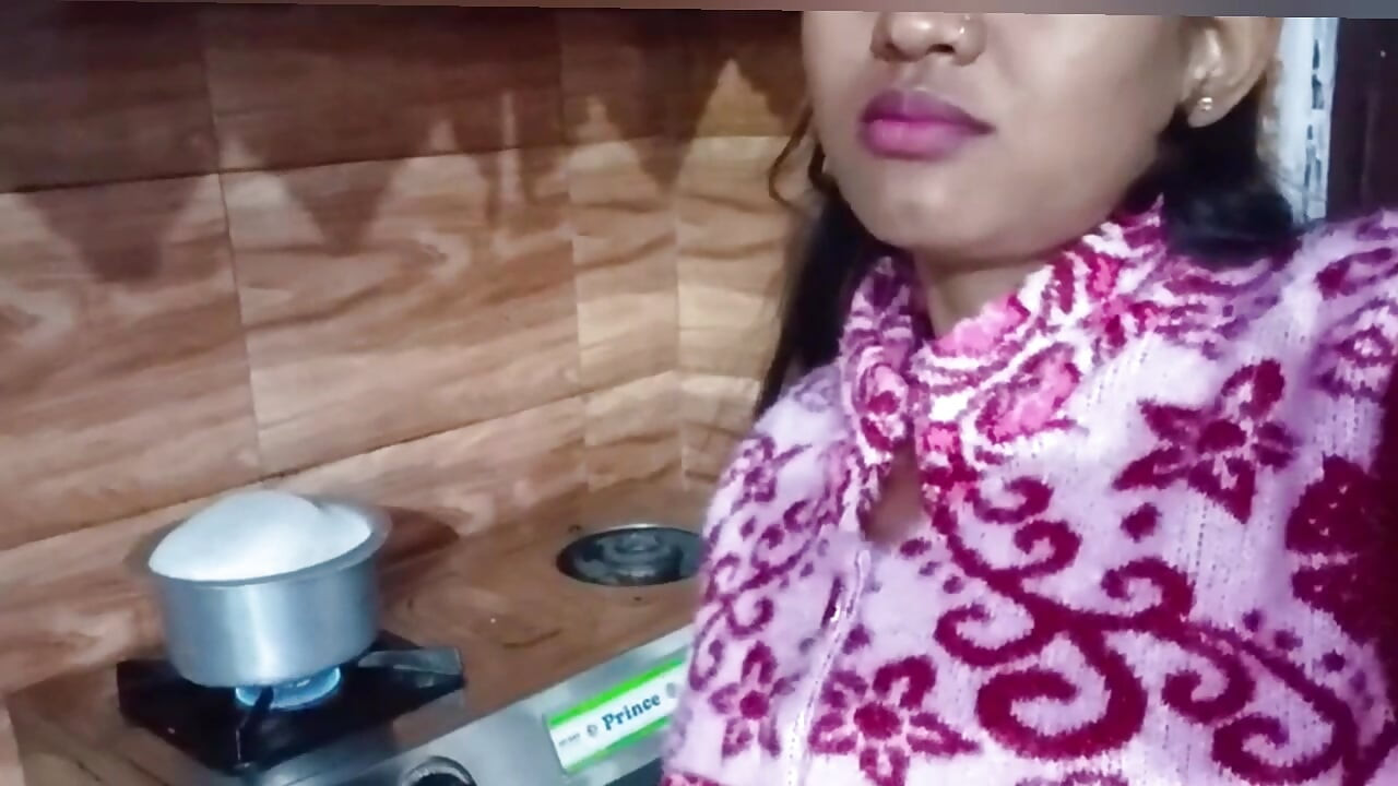 Desi indyjski szwagier karmił swoją szwagierkę banana, uprawiał z nią seks i lizał jej cipkę. hindi wideo (Tina Nandey)