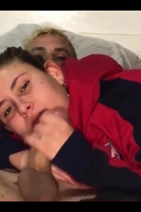 Minha meia-irmã leva um pau grande na boca