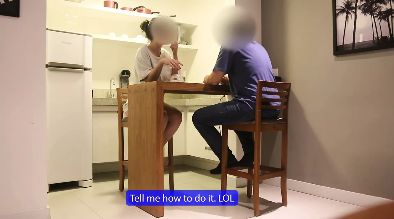 当她丈夫的朋友独自在家时，她操并吮吸他们的鸡巴。