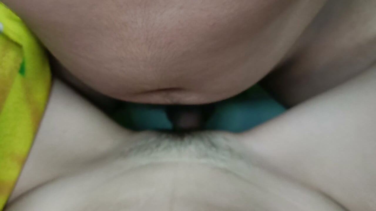 내 정부 위에 올라타서 너무 좋아서 신음하고 있어