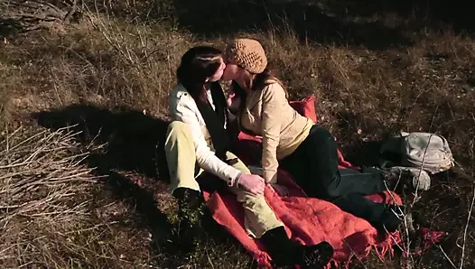 Kara Price ve Audrey Rose seks oyuncakları kullanan ateşli lezbiyenler