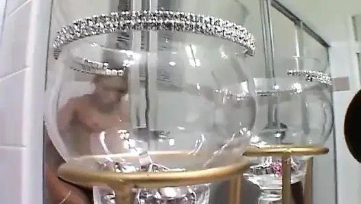 Banyoda beyaz sürtük Lexington Steele'in büyük siyah yarağına derin bir sakso çekiyor