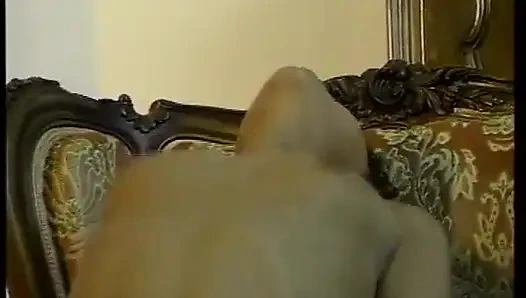 Dieses süße blonde schätzchen musste im freien mit ihrer muschi spielen