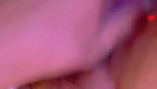 Cewek semok latina ini muncrat kaya orang gila