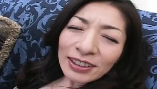 Japanische MILF liebt es, mit spielzeug zu spielen