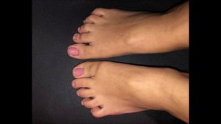 Andrianna (nouveau modèle) bouge ses pieds sexy (taille 36)