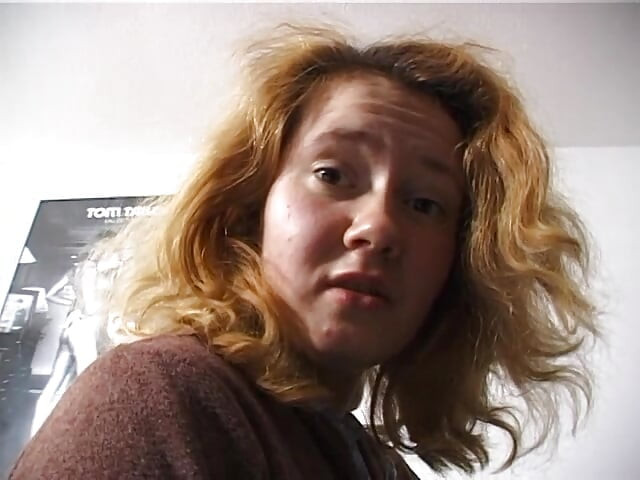 Peluda loira gata chupa o pau do cara no casting em primeiro plano