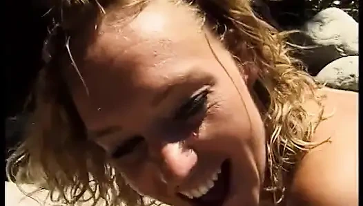 Kontol cowok berengsek ini disepong sama dua cewek nakal