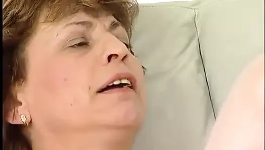 Bestrumpfte oma bekommt ihre muschi geleckt und beim casting bespiele