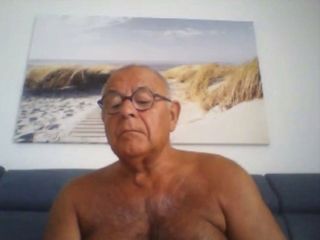 Opa kommt vor der Webcam