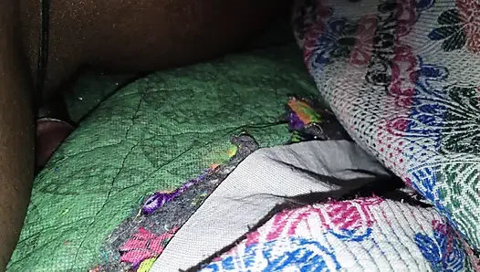 Genç oğlan elbisesiz gece vakti ve çıplak vücutlu partiler
