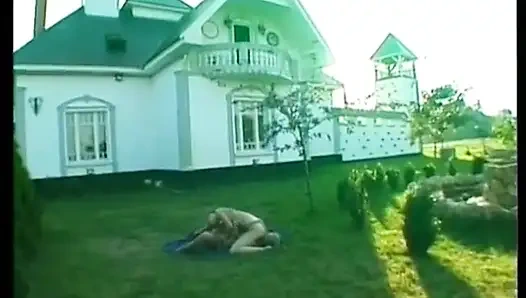 Lezbiyen tatlılar makaslamadan önce amcık yalıyor ve oynuyor