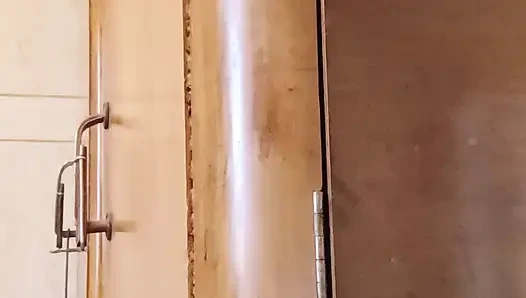 Siyah gömleğin altında minyon memeler