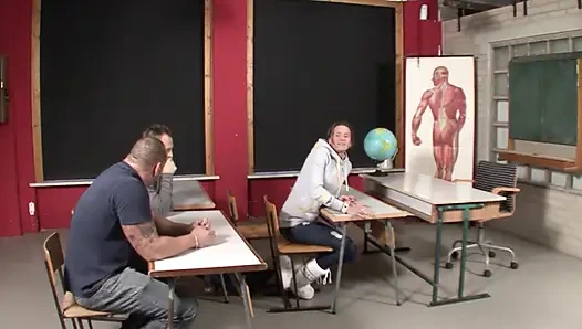 Wtf Mahasiswa Threesome di Universitas