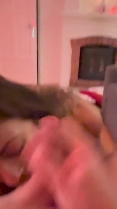 รุ่นแม่น่าเย็ดสุดฮอตอมควยที่น่าทึ่งให้ผัวและกลืนน้ําเงี่ยนหลังเลียตูด | คลิป 2