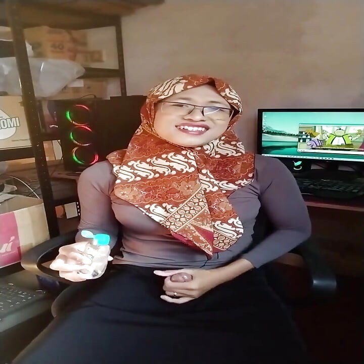 Indo Shemale Hijab Masturbation in Office
