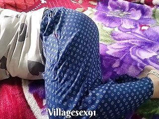 Деревенская девушка занимается сексом с большим членом в комнате (официальное видео от деревне)