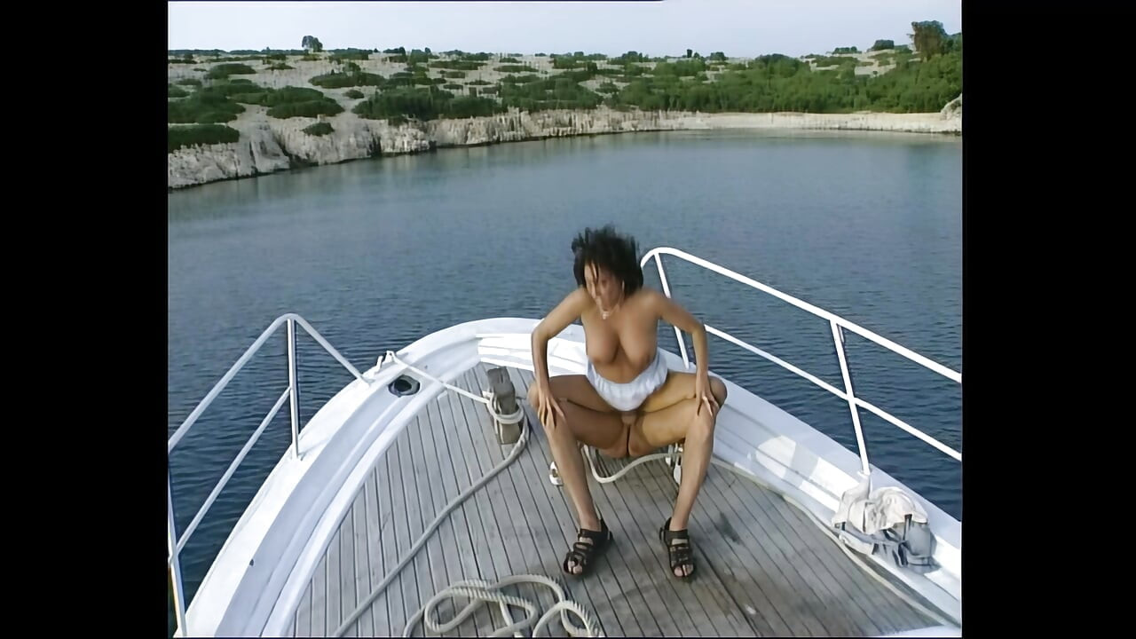 饥渴的黑发女郎在被干之前吮吸他朋友的大鸡巴