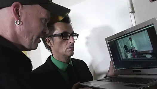 Сексуальную татуированную брюнетку жестко трахают в офисе доктора