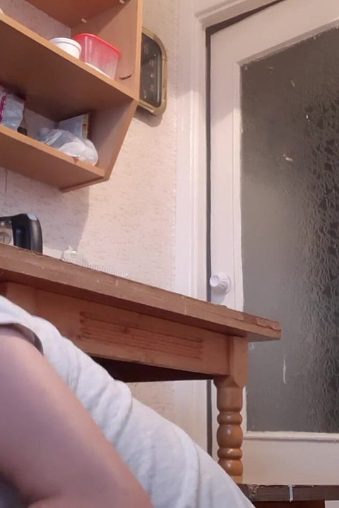 家政婦が皿洗いをしている間、ガールフレンドはテーブルの下でオマンコを不機嫌に舐めていました