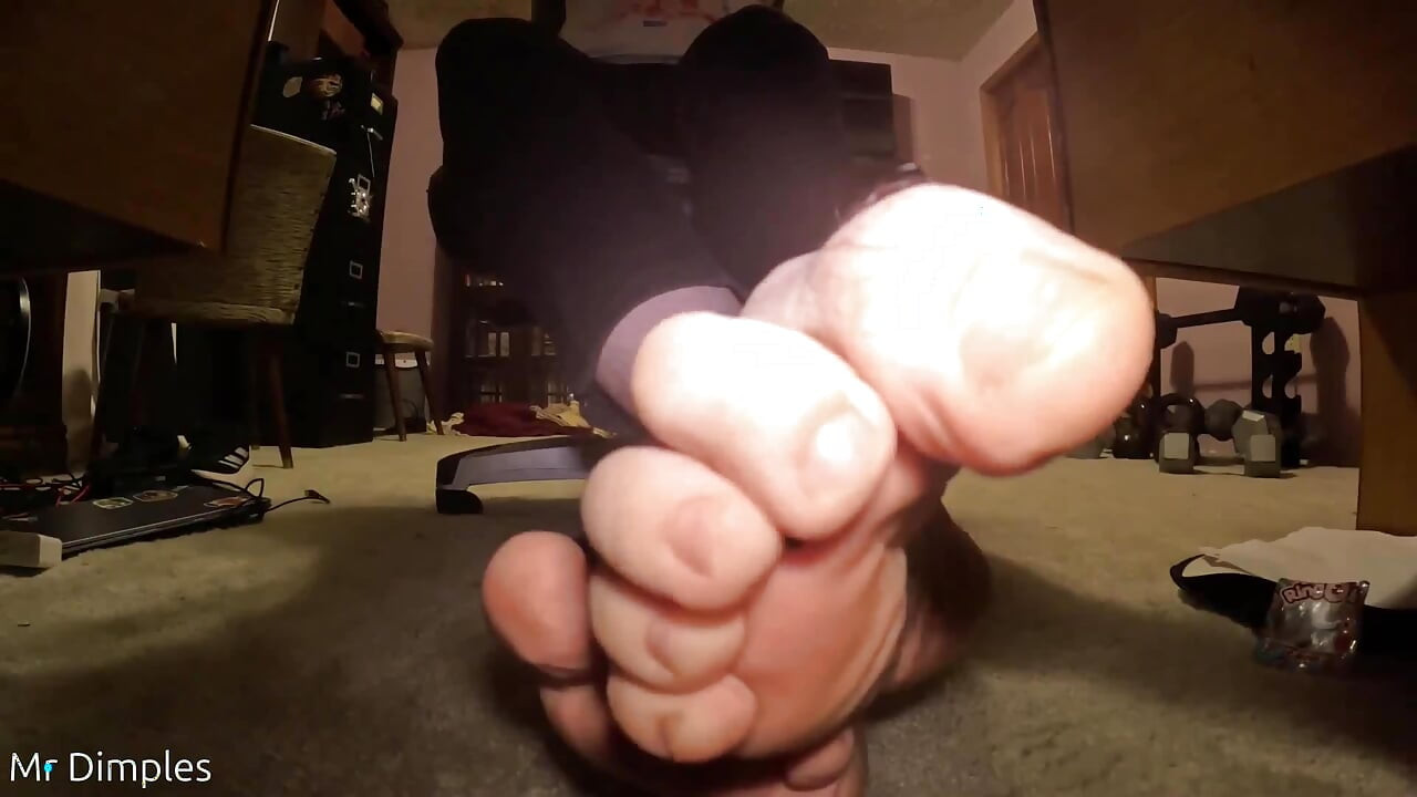 当我玩游戏时崇拜我的脚!