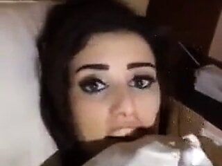 Menina árabe nua na cama