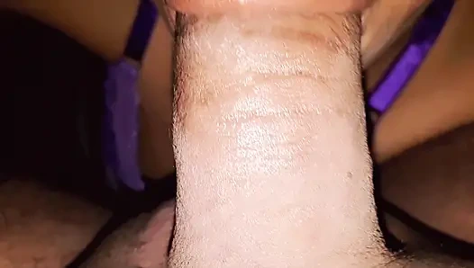 Arkadaşıma yarağına krem ile sakso çekiyorum ve o bana oral seks yapıyor