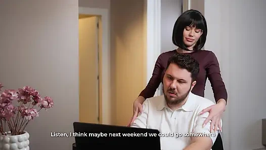 Sekretärin MariMoore kriegt einen schwanz tief in den hals und hat harten sex mit ihrem chef, während seine frau im nebenzimmer ist