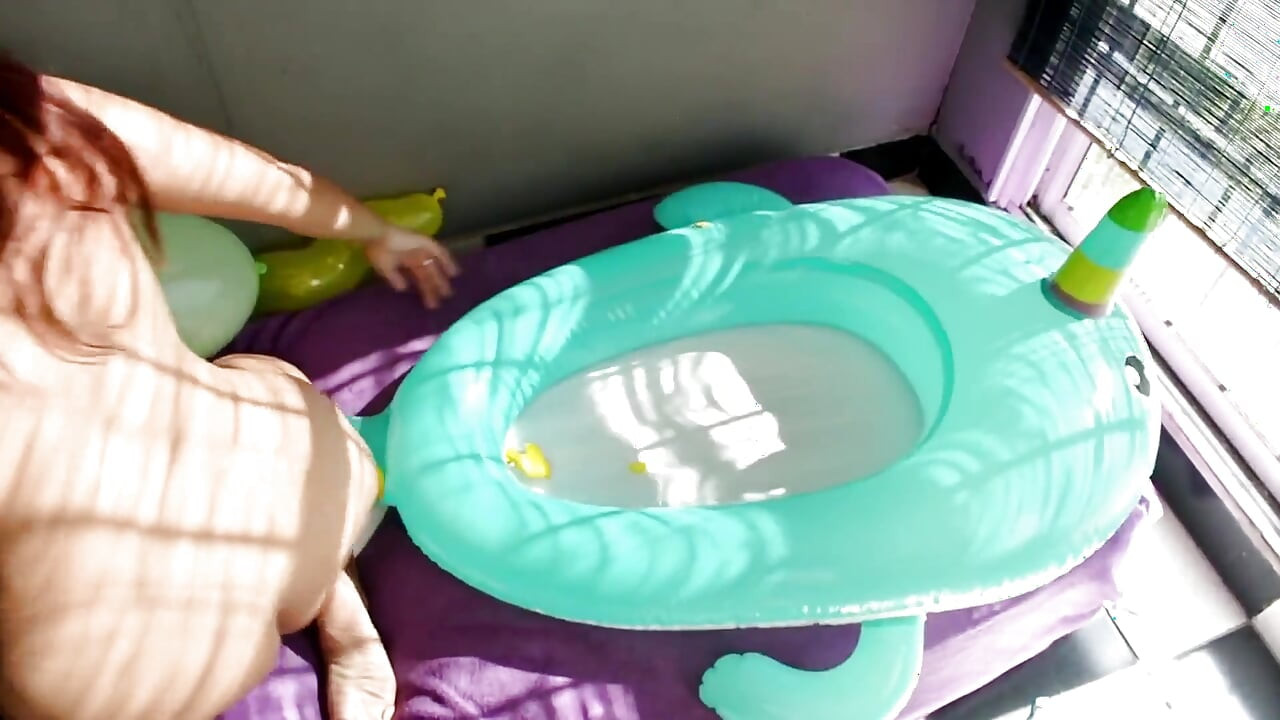 Popping baloane în timp ce călărește My Narwal gonflabil - Bunny Looner