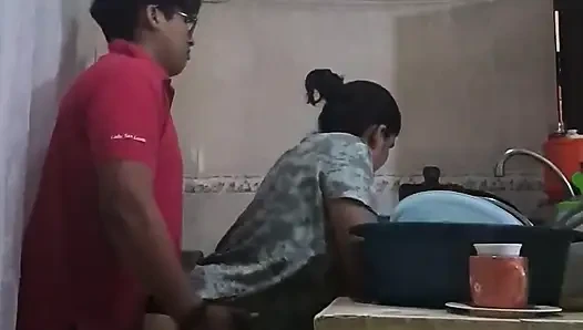 На кухне с моей работницей трахается