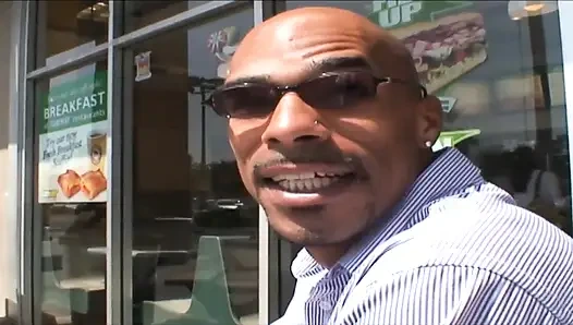 Ateşli girly cooter'ın derin şişmiş yarığı dölle dolu minyon görünüyor