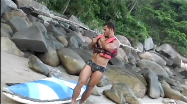 Dua pria sempurna ini menikmati anal di pantai